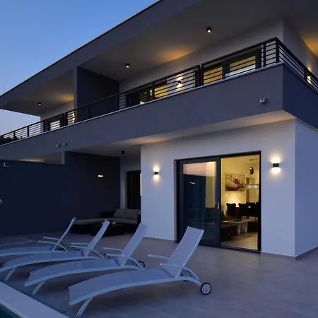 Alexandra - Μακάρσκα