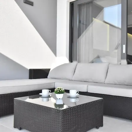 Villa Alexandra - *