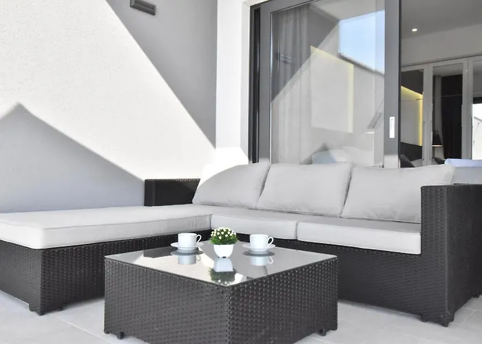 Βίλα Alexandra - *