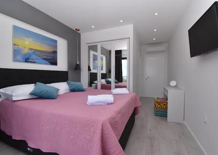 Βίλα Alexandra - *