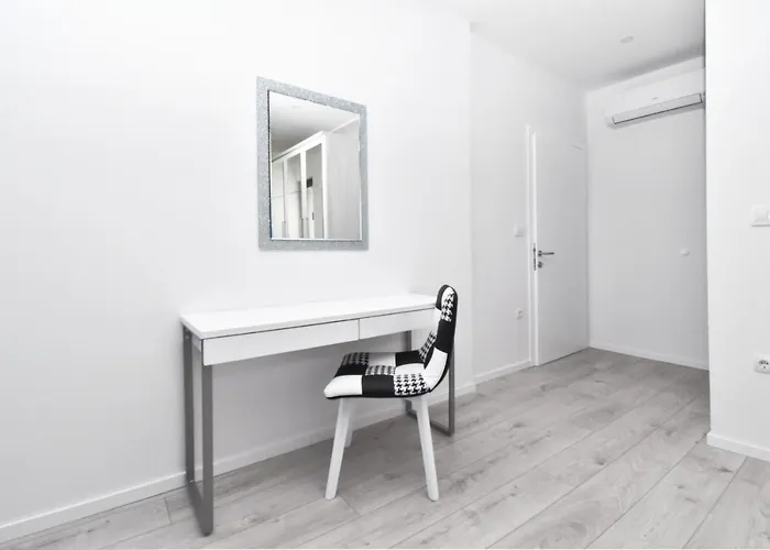 Alexandra - * Μακάρσκα