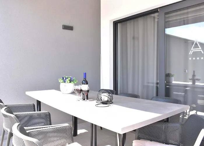 Βίλα Alexandra - *